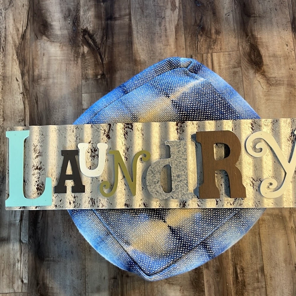 🏷️Excellent Condition Rustic Laundry Sign with Multicolor Letters